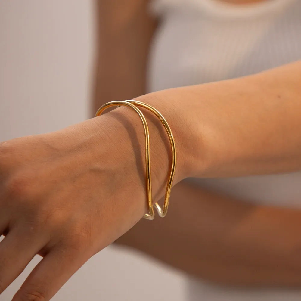 Aurélie Wave Gold Bangle